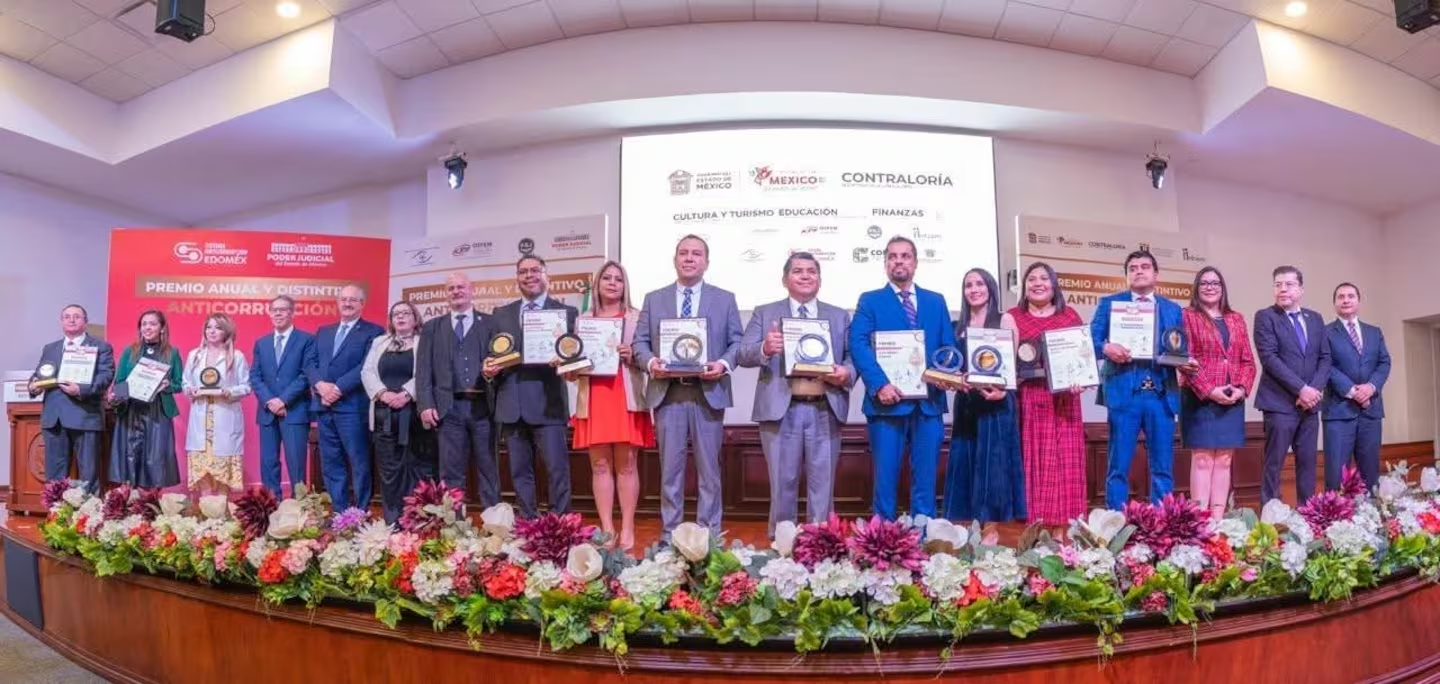 Tlalnepantla recibe distintivo por su Modelo de Gestión de Riesgos de Corrupción en el sector público Rebeca  Marín El Ayuntamiento de Tlalnepantla, encabezado por el presidente municipal Raciel Pérez Cruz, recibió un important e distintivo estatal por el desarrollo e implementación de su proyecto “Modelo de Gestión de Riesgos de Corrupción  para el Sector Público del Estado de México”, aplicado específicamente en la Coordinación de Catastro, Impuestos I nmobiliarios y Atención al Contribuyente. Las autoridades municipales informaron que este reconocimiento fortalece el c ompromiso del gobierno local con la transparencia, el servicio eficiente y el combate directo a las prácticas indebidas  dentro de la administración pública. De acuerdo con información compartida por el Ayuntamiento, el distintivo fue ot orgado por instancias estatales que evalúan proyectos innovadores y estrategias diseñadas para prevenir, identificar y  mitigar cualquier posible riesgo de corrup