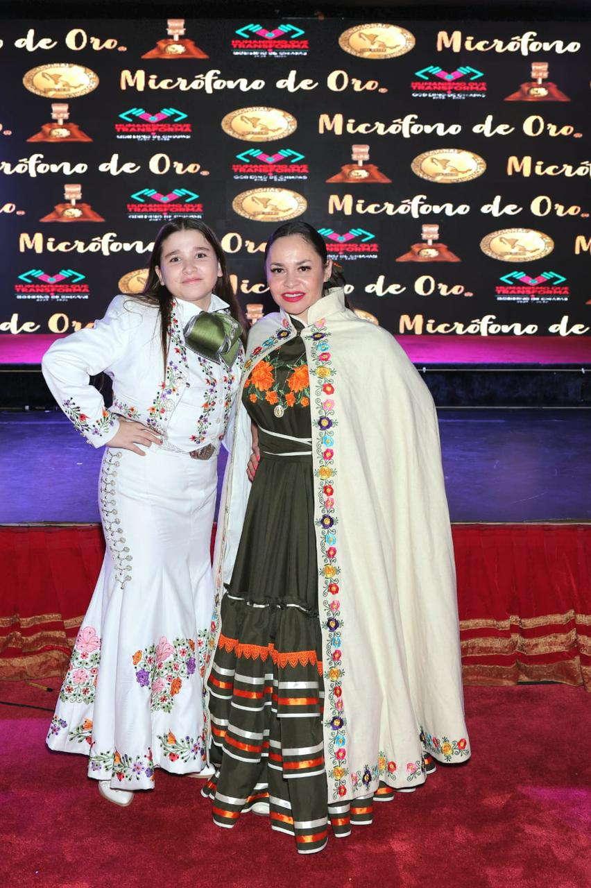 Edith Encalada y Nura Francis reciben su tercer «micrófono de oro» por su disco homenaje a Juan Gabriel