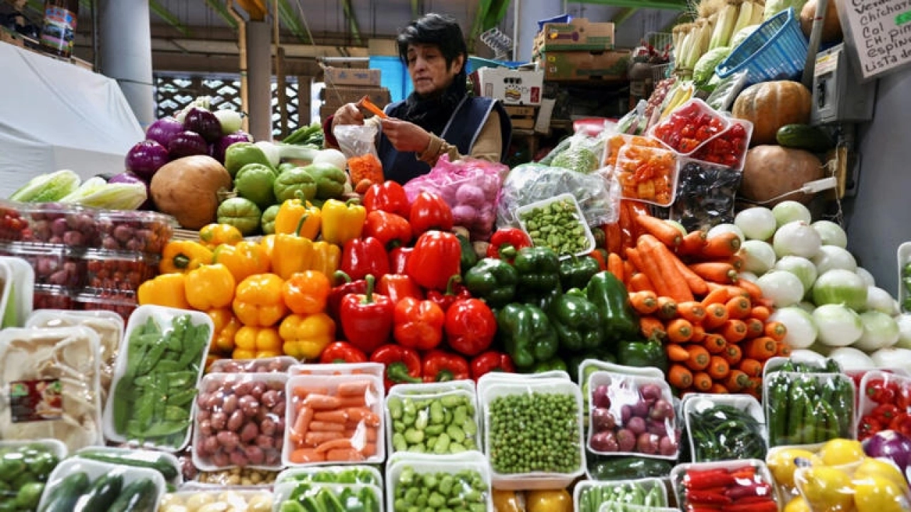 Costo de la canasta básica aumentó en noviembre; se necesitaron 2,462 pesos para una canasta alimentaria