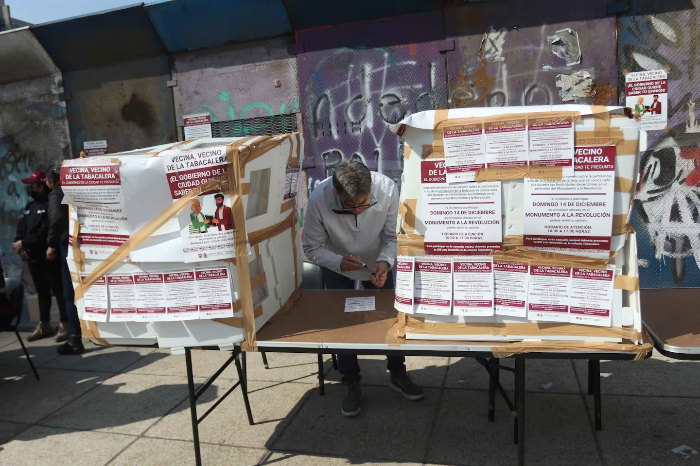 Vecinos de la Tabacalera participan en consulta sobre romería en el Monumento a la Revolución