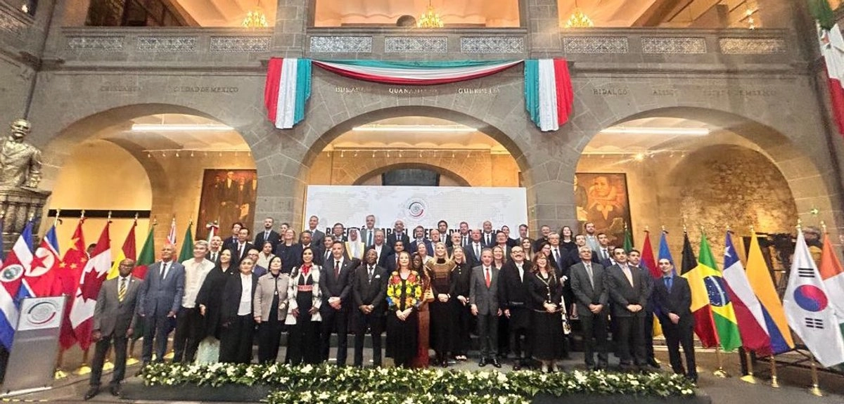 Senadores y diplomáticos guardan minuto de silencio por víctimas del ataque en Sídney