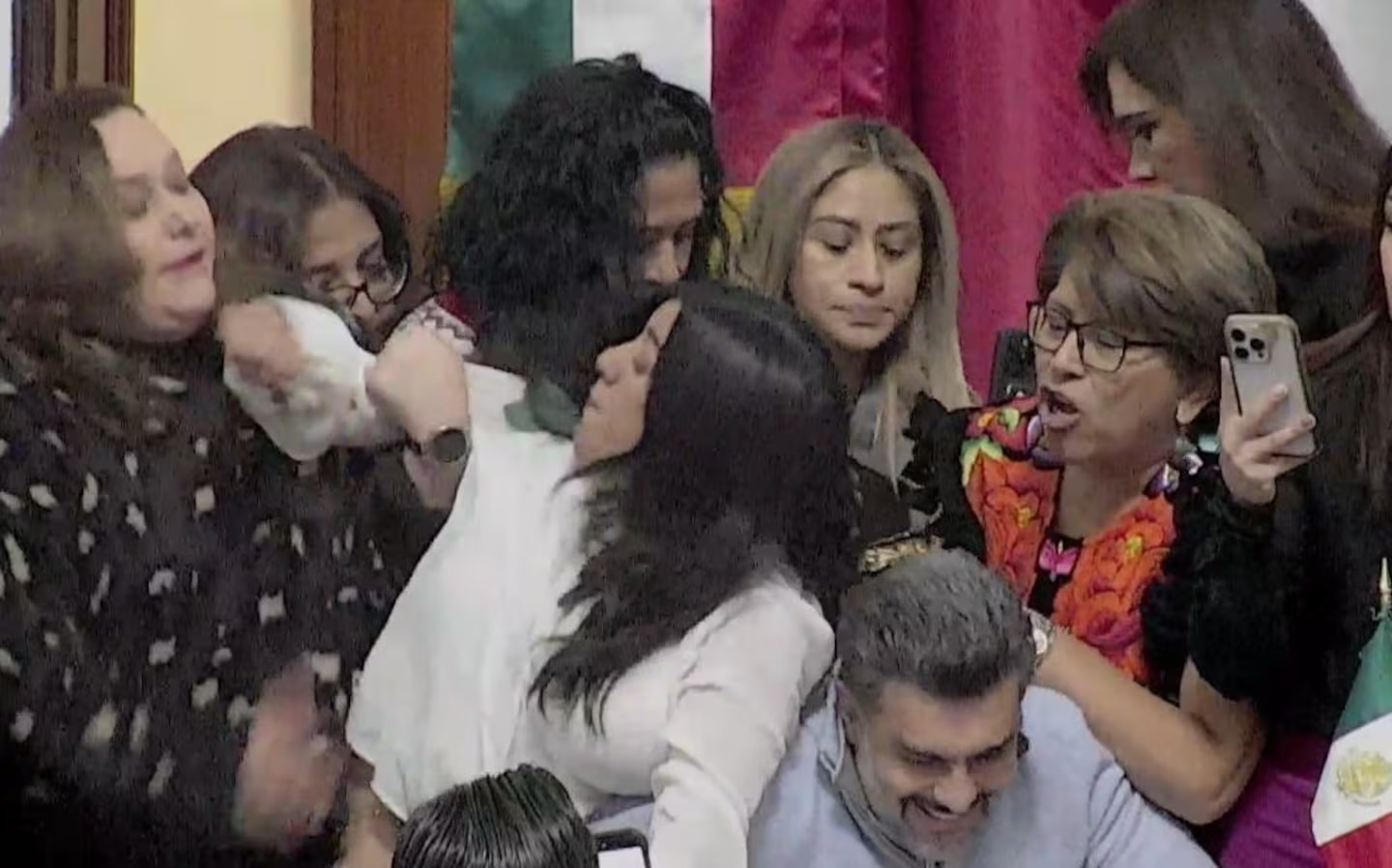 Aprueban desaparición del InfoCDMX entre golpes y jaloneos de diputadas del PAN y Morena