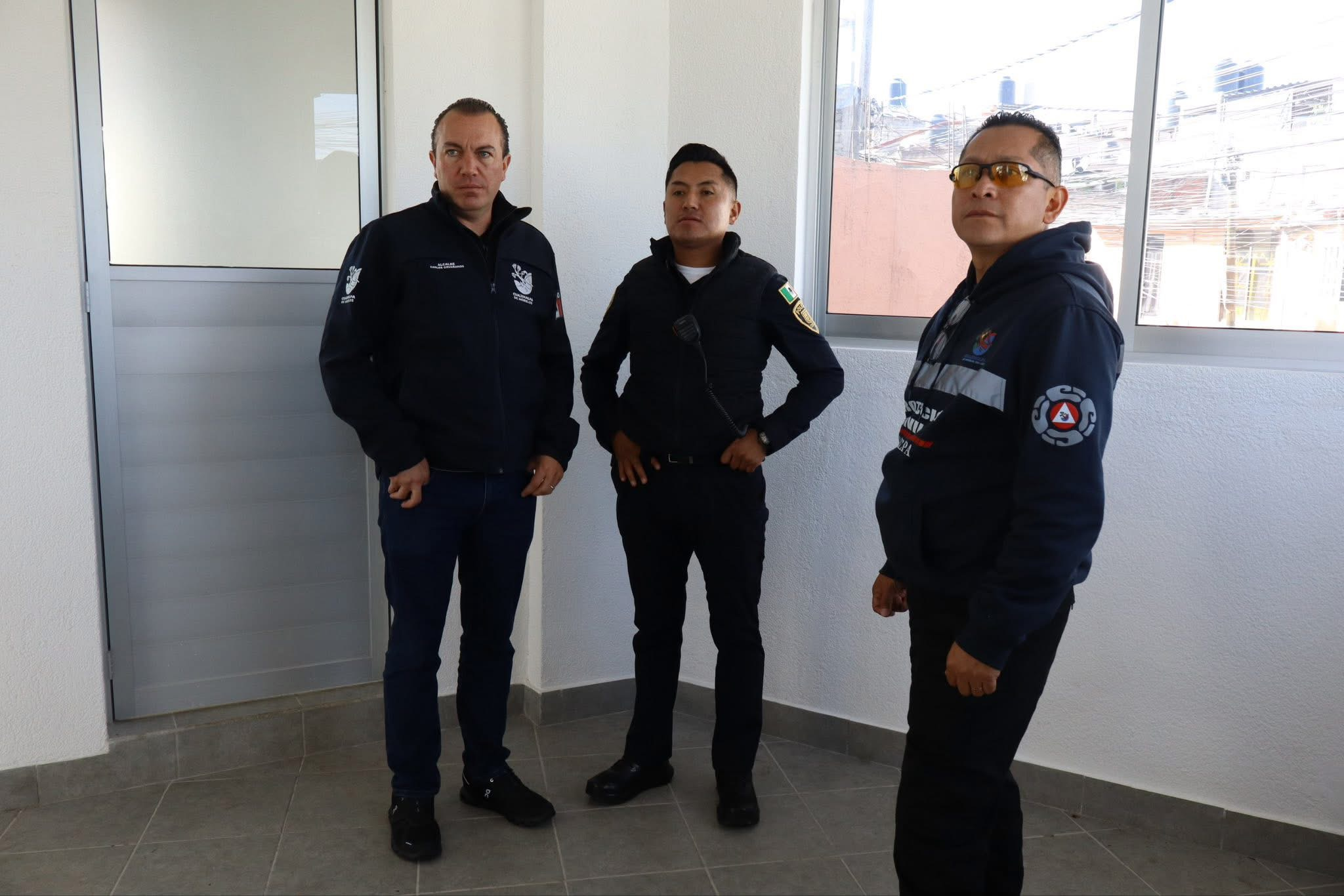 Orvañanos refuerza vigilancia con nuevo módulo de seguridad en El Ébano Martín Aguilar Carlos Orvañanos sup ervisó este jueves el Módulo de Seguridad ubicado en la zona de El Ébano, una instalación diseñada para fortalecer  la cercanía con las y los habitantes y mejorar la capacidad de respuesta ante situaciones de riesgo. Durante el recorri do, Orvañanos destacó que este punto de vigilancia permitirá ampliar la presencia operativa en la zona, lo que contri buye a mantener a Cuajimalpa como una de las alcaldías con mejores indicadores de seguridad. Subrayó que estos espacio s facilitan un contacto más directo con la comunidad y generan mayor confianza entre vecinos y autoridades. El funciona rio afirmó que la estrategia se centra en proteger lo más valioso: la tranquilidad de las familias. Recordó que la al caldía mantiene trabajo permanente para reforzar patrullajes, mejorar infraestructura y consolidar acciones preventivas  que permitan entornos más seguros para t