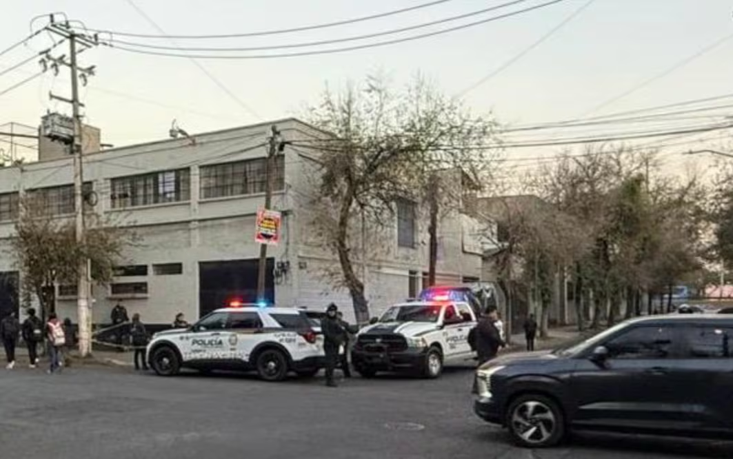 Hallan cadáver con golpes frente a una fábrica en la Santa María Insurgentes