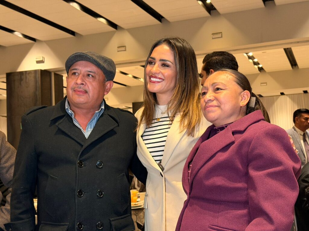 Rojo de la Vega entrega reconocimientos a trabajadores de base con más de 60 años de servicio