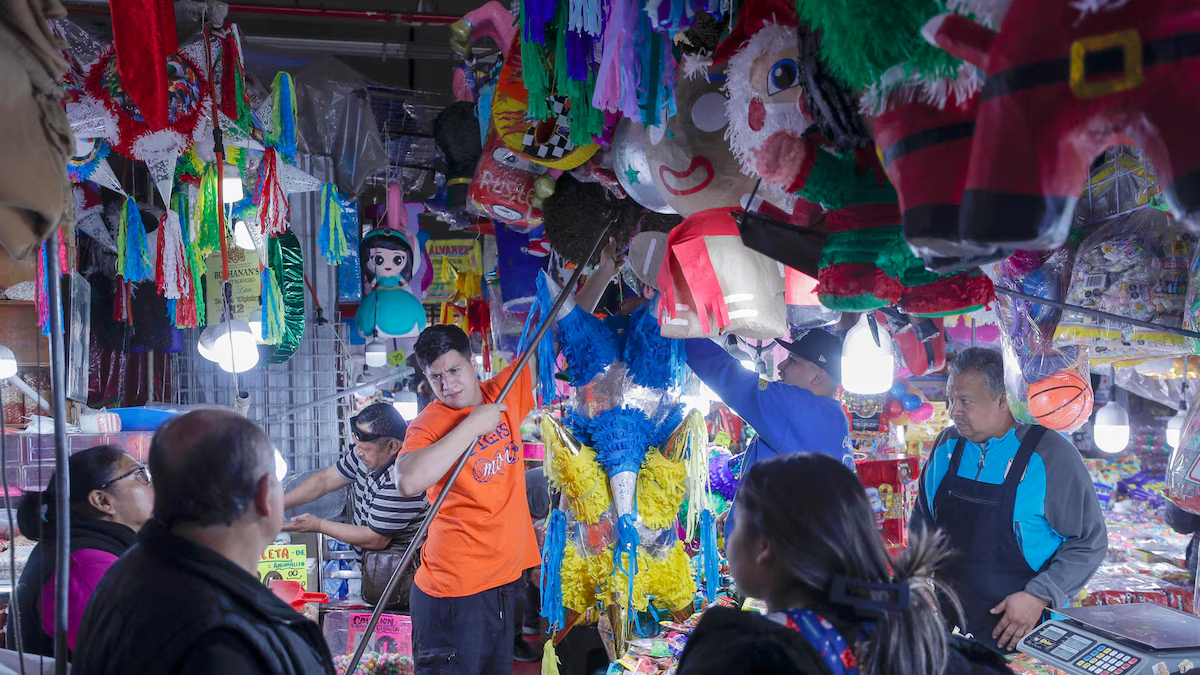 El alza de precios golpea al centenario arte de las piñatas navideñas