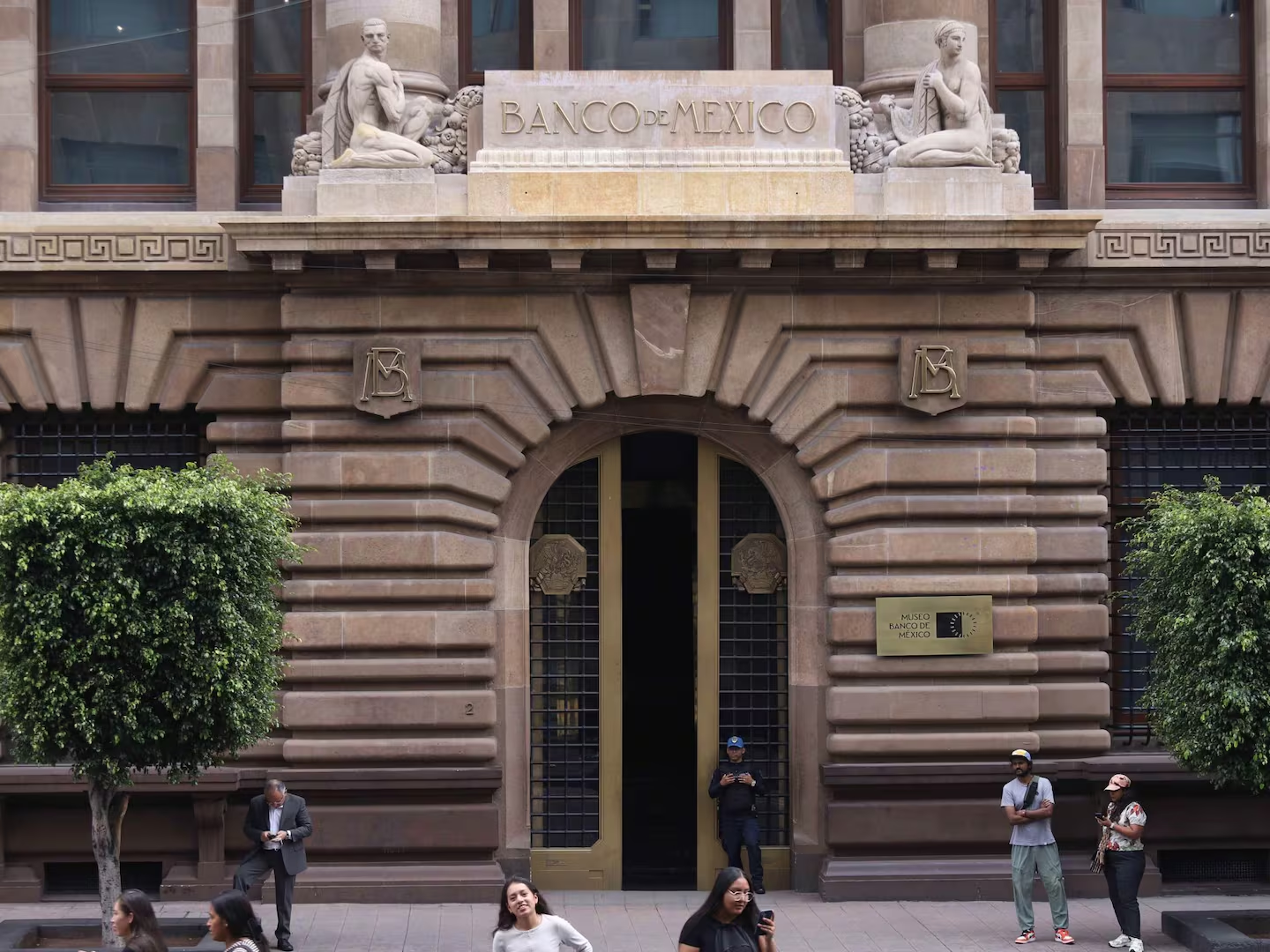 Banxico recorta 25 puntos la tasa de interés y cierra el año en 7%