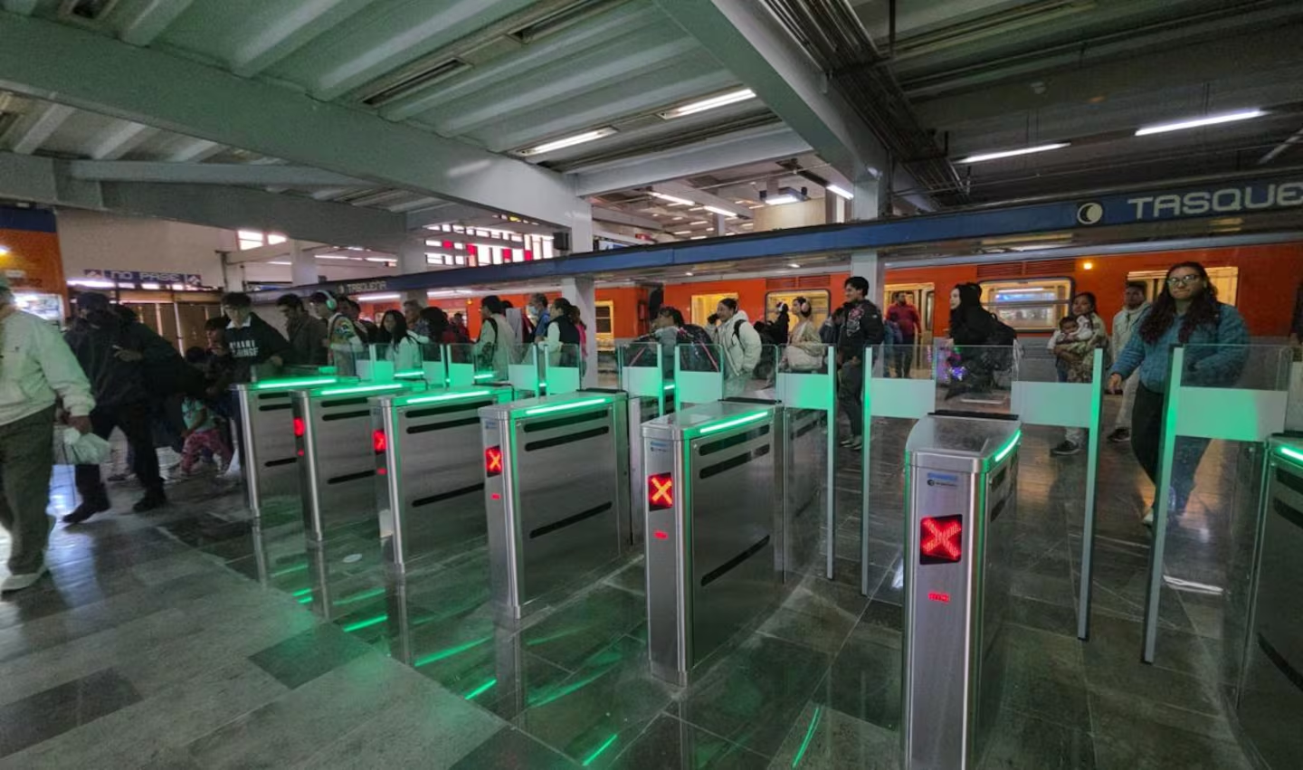 Metro instala pasillos motorizados en ocho estaciones de la red del metro