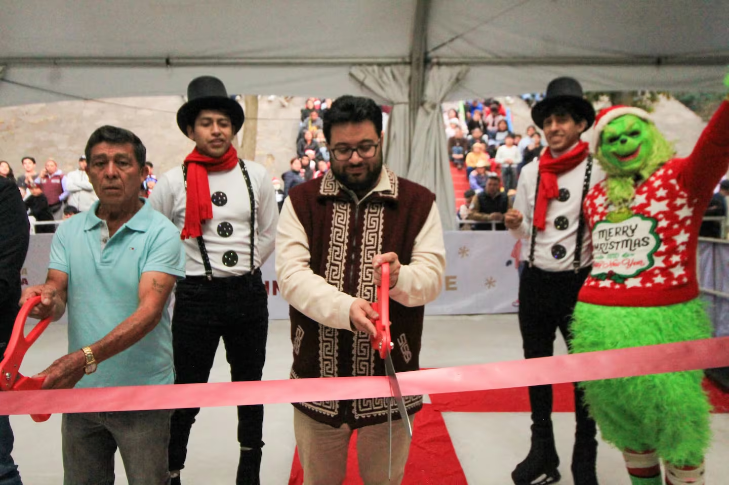 Inauguran pista de hielo gratuita en Valle Dorado para fomentar la convivencia familiar en Naucalpan