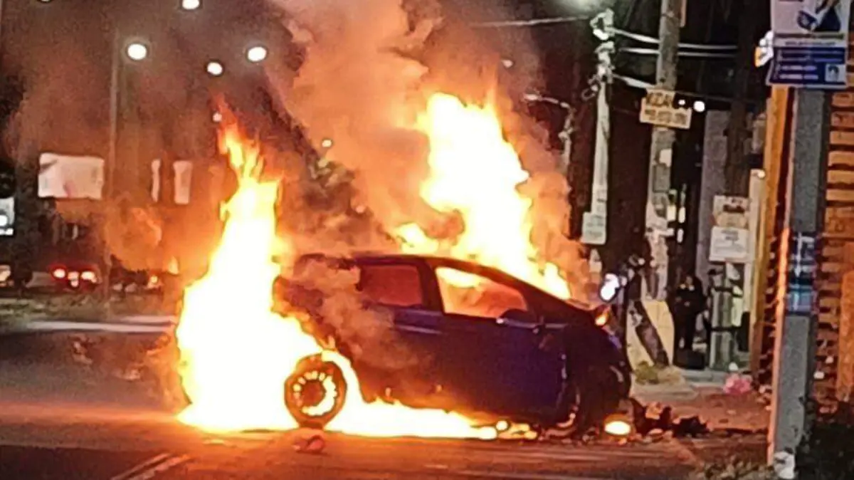 Auto se incendia tras fuerte choque en Ecatepec; conductor pierde la vida