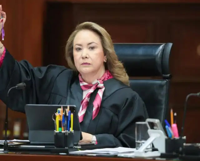 Proyecto de Yasmín Esquivel protege el derecho de Libertad religiosa El Pleno de la SCJN discutirá el caso de  una mujer mexicana que profesa la religión musulmana para que se le permita obtener su pasaporte sin necesidad de quita rse el velo islámico. CIUDAD DE MÉXICO, 4 DE DICIEMBRE DE 2025. Este jueves el Pleno de la Suprema Corte de Justicia d e la Nación (SCJN) resolverá el amparo en revisión 499/2024, un proyecto a cargo de la Ministra Yasmín Esquivel Moss a que busca proteger el derecho de libertad religiosa de una mujer a quien se le negó su pasaporte por no quitarse el v elo islámico, o hiyab para la toma de fotografía. En 2022 una mexicana que profesa la religión musulmana inconforme c on el trato que recibió de la Secretaría de Relaciones Exteriores (SRE) promovió el juicio de amparo en el que una ju eza de distrito le concedió la protección para que no se le aplique el artículo 14, fracción IV, del Reglamento de P asaportes, el cual contempla como requisito