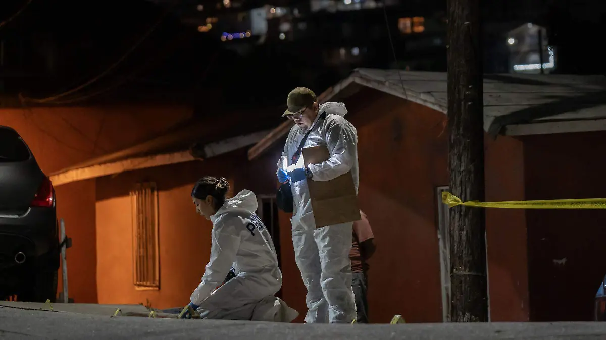 Hallan cadáver oculto en sillón abandonado en calles de Tecámac
