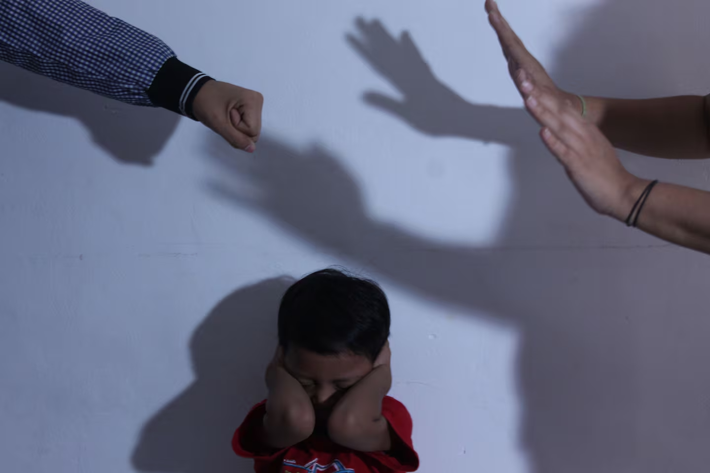 Atiende DIF capitalino casi 4 mil reportes de maltrato infantil en CDMX Martín Aguilar Durante 2025, Desarrollo  Integral de la Familia (DIF) local, recibió 3 mil 987 denuncias relacionadas con posibles vulneraciones a los derechos  de niñas, niños y adolescentes. Según el organismo, todos los casos fueron canalizados a la Dirección Ejecutiva de  la Procuraduría de Protección de Derechos de Niñas, Niños y Adolescentes, donde equipos integrados por trabajadores  sociales, psicólogos y abogados realizaron la atención con perspectiva de infancia. Estas células multidisciplinarias  tienen la tarea de evaluar las condiciones de riesgo en que se encuentran los menores y, a partir de ello, intervenir c on acciones emergentes de protección y canalización a servicios de apoyo. El proceso inicia con el análisis del repor te para definir el plan de acción y posteriormente el personal se traslada al domicilio señalado para aplicar un tamiz aje que permite conocer el entorno social