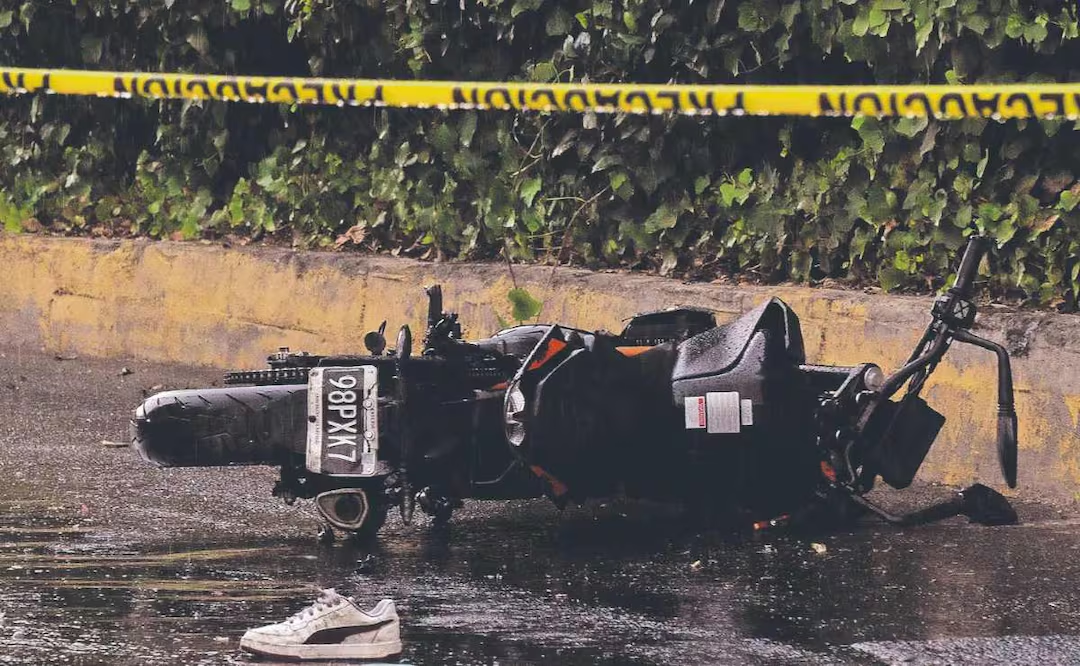 Sin casco y a exceso de velocidad: Motociclista se estampa y muere en Iztapalapa