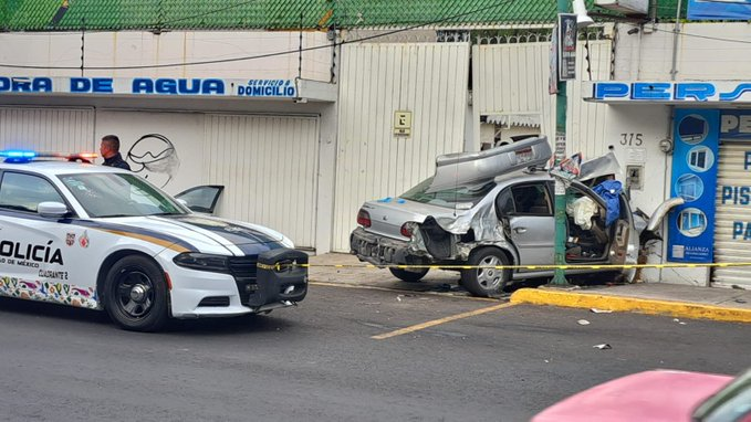 Automovilista se estrella contra vivienda y muere en Iztapalapa