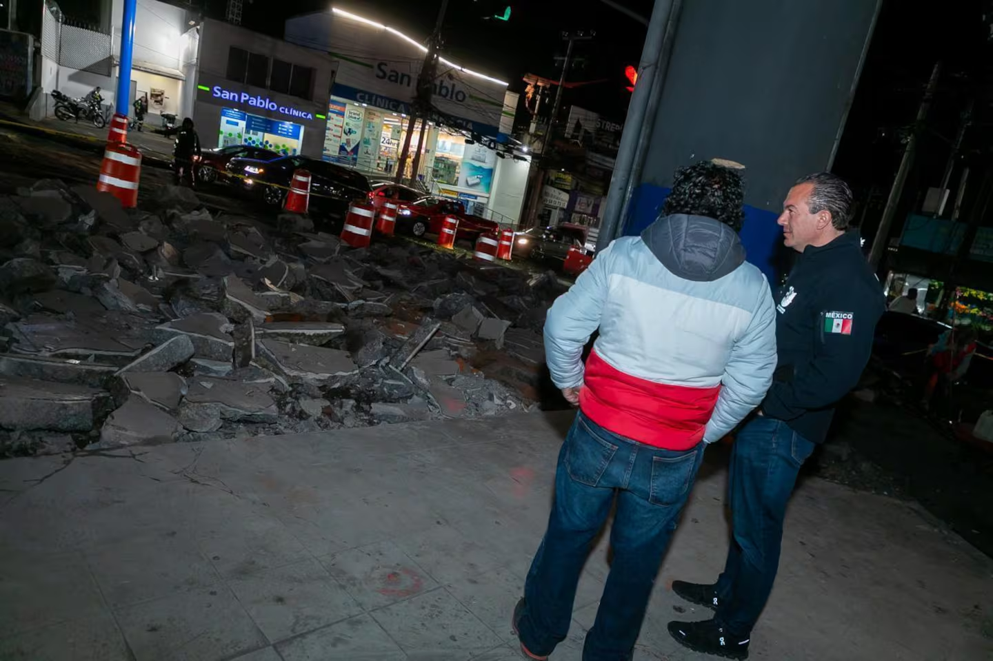 Alcalde de Cuajimalpa supervisa obra tras quejas ciudadanas; garantiza buen desarrollo Martín Aguilar En respue sta a las molestias que los trabajos han generado a vecinas, vecinos y automovilistas, el alcalde de Cuajimalpa, Carlos  Orvañanos, acudió a la zona del bajo puente Honorio Segura para supervisar los avances de una de las obras de infraest ructura vial más relevantes que actualmente se ejecutan en la demarcación. Desde el lugar, el edil afirmó que mantend rá una supervisión permanente, incluso en horarios nocturnos, para garantizar que las obras se desarrollen conforme a  lo programado y con la calidad requerida, mensaje que difundió a través de un video en sus redes sociales para informa r directamente a la ciudadanía sobre los avances y el seguimiento a la obra. Durante el recorrido, Orvañanos explicó  que la intervención en Honorio Segura busca atender un nudo vial histórico que afectaba de manera directa a colonias c omo La Navidad, Vista Hermosa y Bosques de
