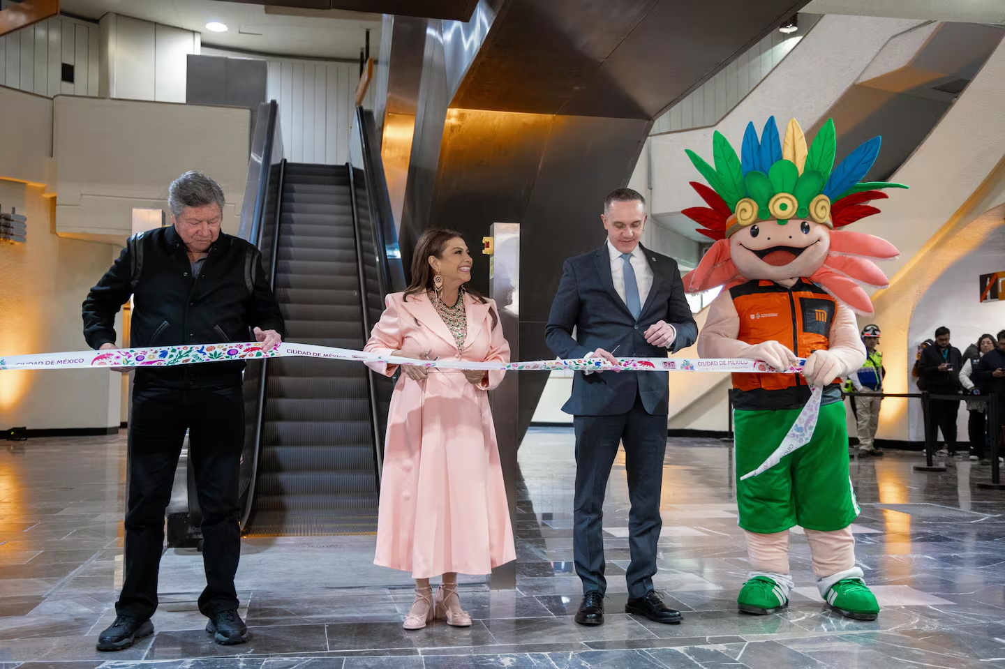 Metro pone en operación 20 nuevas escaleras electromecánicas en seis estaciones