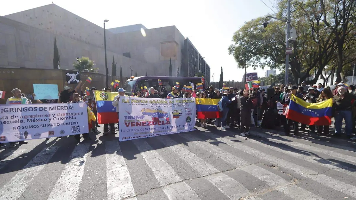 Protestan frente a la Embajada de EU en CDMX en defensa de Nicolás Maduro|