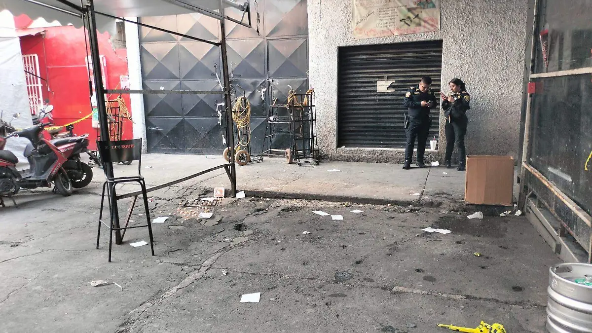 Ejecutan a sujeto y balean a dos mujeres en una chelería de Tepito