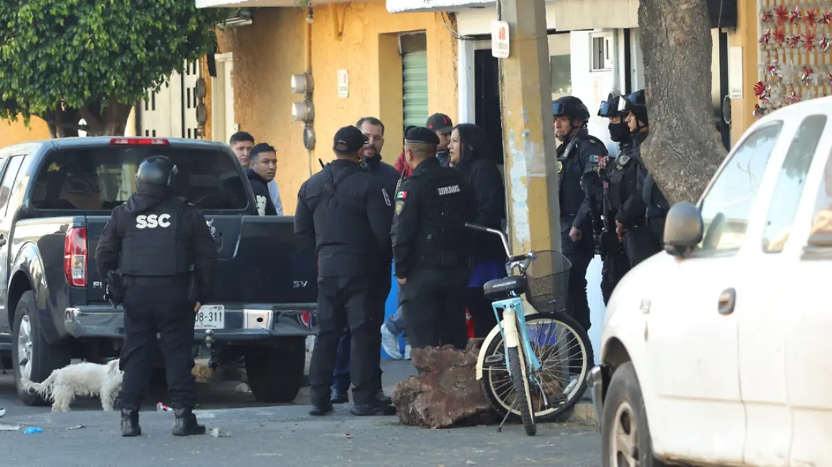 Violencia familiar en Iztapalapa termina una mujer golpeada, un muerto y un poli herido