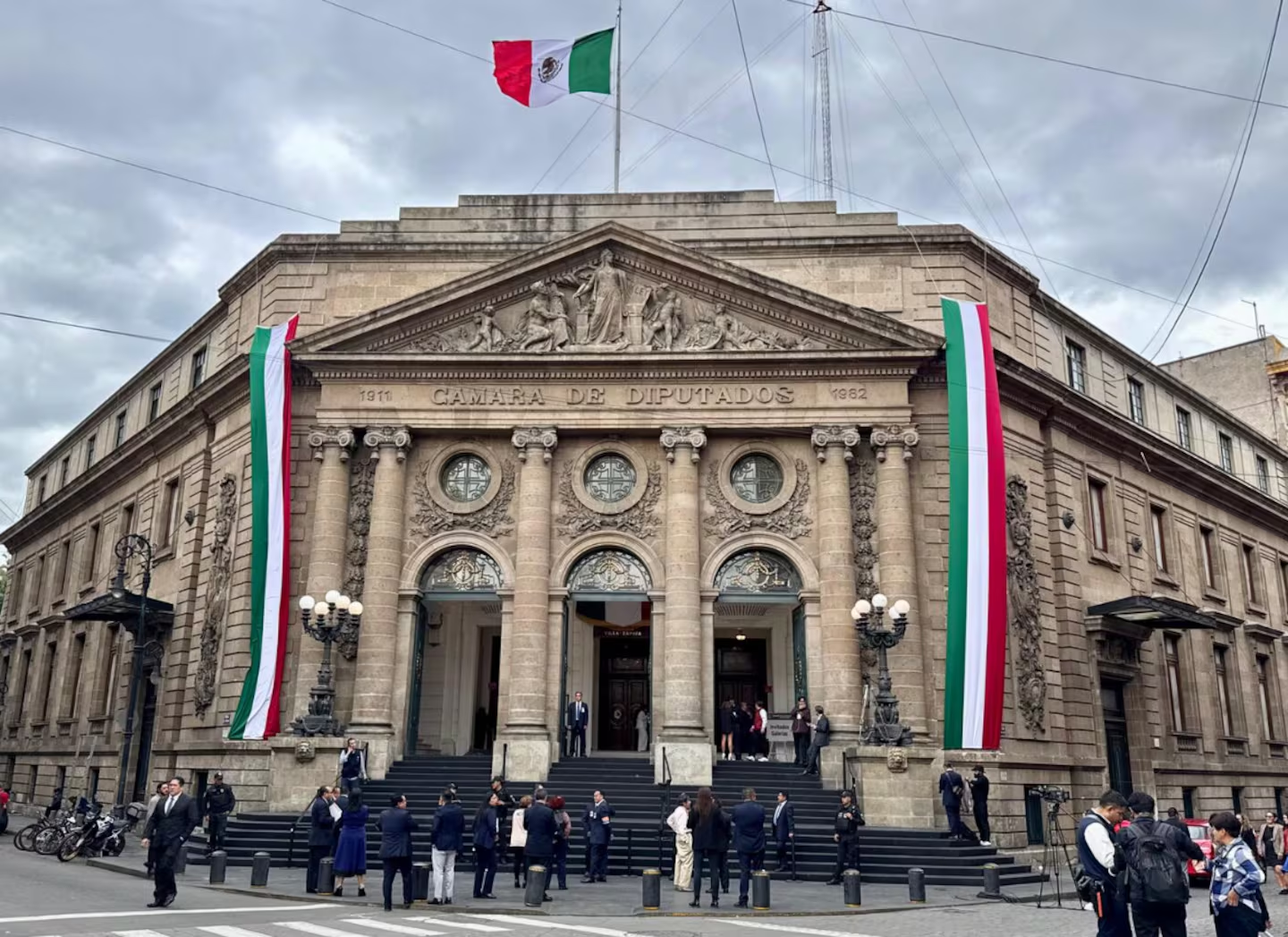 Conmemoran 109 años de la Constitución Mexicana; oposición lamenta efectos de recientes modificaciones Martí n Aguilar El Congreso de la Ciudad de México conmemoró el 109 aniversario de la promulgación de la Constitución Pol ítica de los Estados Unidos Mexicanos de 1917; durante la sesión solemne participaron los representantes políticos de  las distintas bancadas; mientras el partido mayoritario y aliados celebraron, la oposición lamentó los efectos que ha n tenido las recientes modificaciones a la Carta Magna, como la perdida de la autonomía de poderes. El coordinador de l a bancada naranja, Royfid Torres, señaló que muchos derechos que ya estaban garantizados hoy, ante la desaparición de  poderes cometida por el régimen actual oficialista, costará mantenerlos o mejorarlos. “Aquí sólo ha prevalecido l a visión de una mayoría artificial, pero que ha hecho valer para preservar el poder, para capturar a los poderes; ese  ha sido el mayor daño que le ha generado a