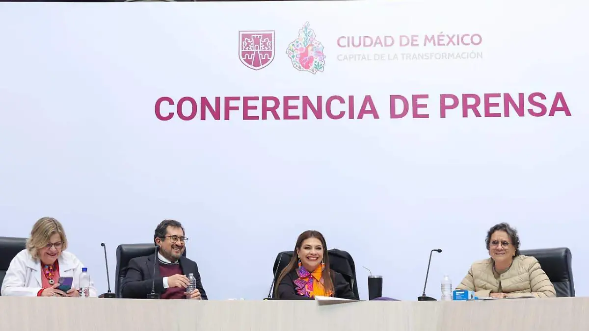 Clara Brugada rechaza privatizar el Parque Bicentenario ante rumores de nuevo estadio Martín Aguilar La jefa de  Gobierno de la Ciudad de México, Clara Brugada Molina, aseguró que sostendrá en los próximos días una reunión con  el alcalde de Miguel Hidalgo, Mauricio Tabe, para dialogar sobre el futuro del Parque Bicentenario, ante versiones que  apuntan a la posible construcción de un nuevo estadio del Cruz Azul en ese espacio. La mandataria capitalina expresó s u desacuerdo con cualquier proyecto que implique la privatización del parque o limite el acceso de la población a un  área de uso público. “Considero que no debemos privatizar un espacio público para un proyecto privado. No se puede  excluir a la población de un lugar que utiliza diariamente. Se pueden buscar alternativas para los privados en otros es pacios, pero no en un parque público”, afirmó. Brugada subrayó que el Parque Bicentenario debe mantenerse como un s itio de convivencia, recreación y activid