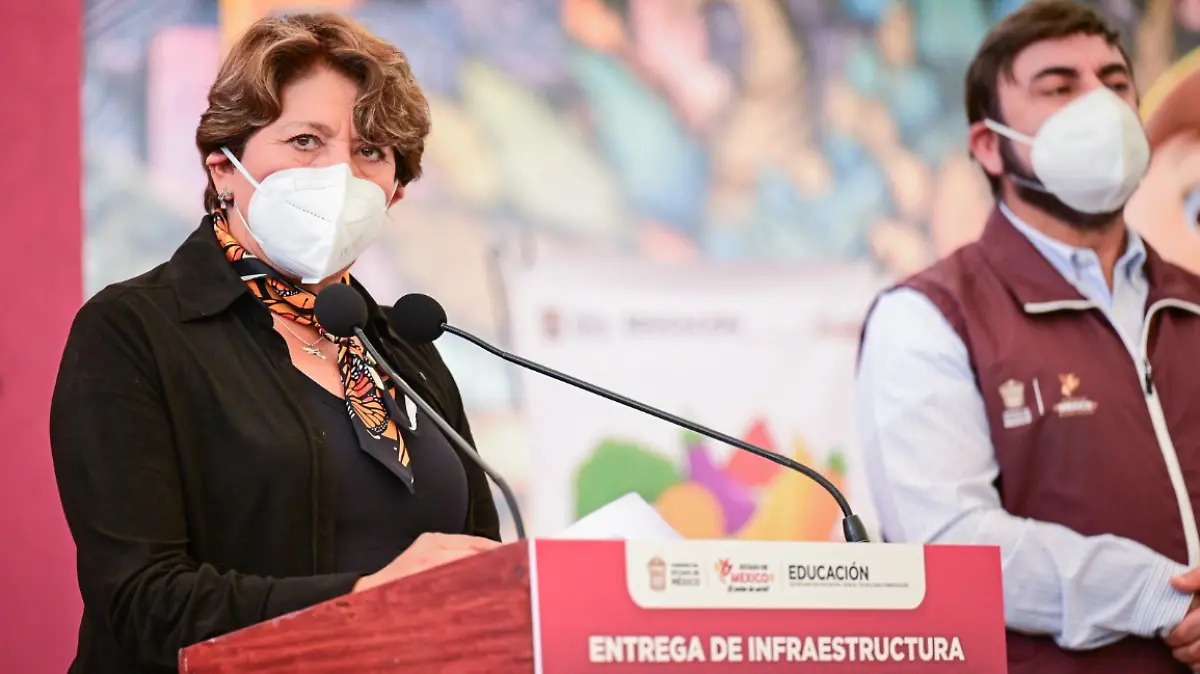 Delfina Gómez da ejemplo y aparece con cubrebocas en gira escolar
