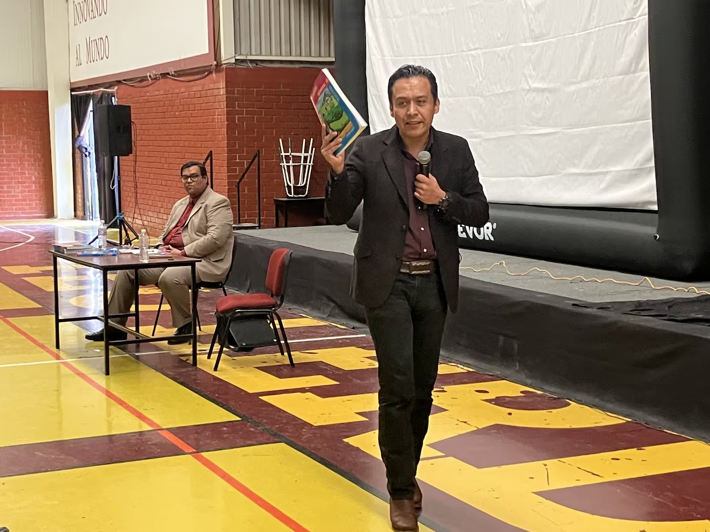 Arriaga desafía a la SEP, se atrinchera en su oficina y reitera que no se va