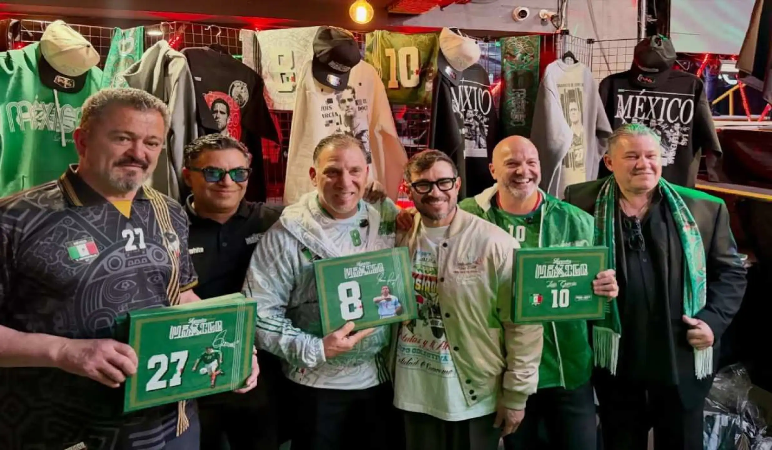 Luis García, Carlos Hermosillo y Beto Aspe presentan nueva playera conmemorativa de leyendas