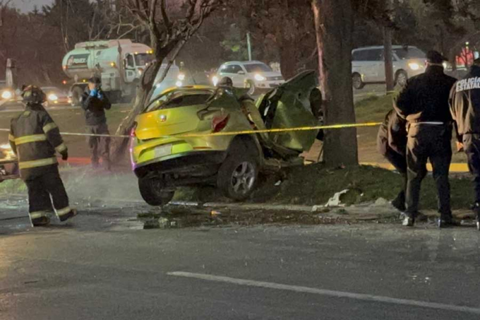 Brutal choque en Paseo Tollocan: camioneta se parte y deja dos muertos