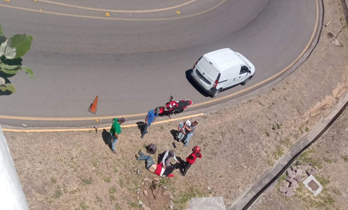 Mujer «vuela» en picada 9 metros tras chocar su motocicleta contra muro de contención