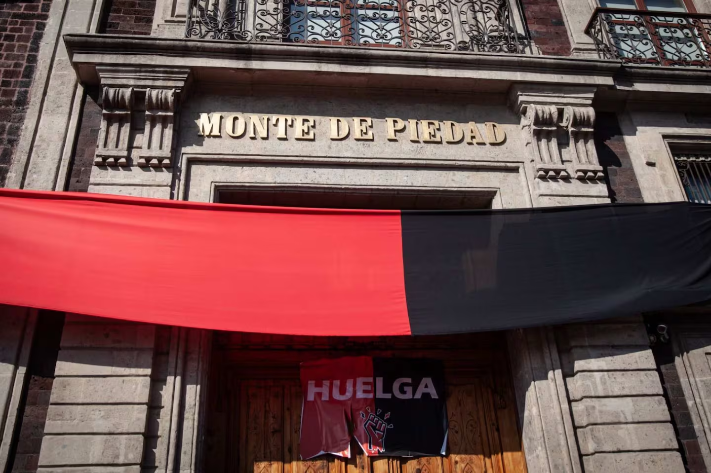 Continúa la huelga en el Monte de Piedad