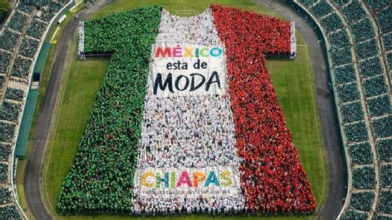 México gana Guinness World Record con la imagen humana de la camiseta de futbol más grande del mundo