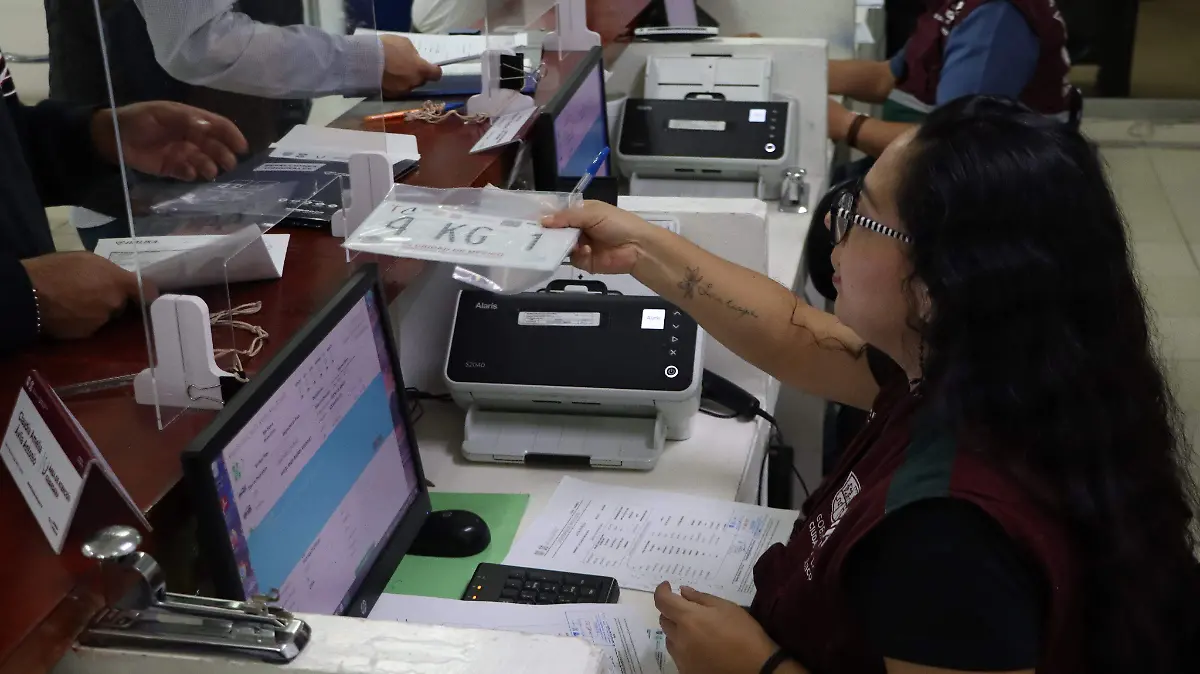 Normaliza SEMOVI entrega de placas y garantiza atención en todos sus módulos