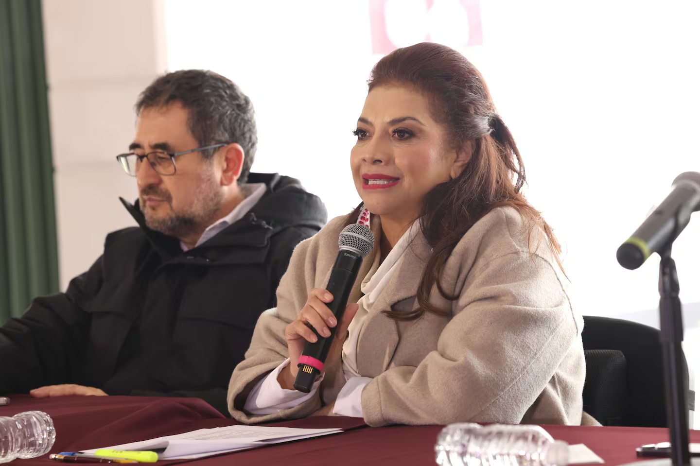 Brugada niega censura o “pactos de silencio” con medios y llama a debatir su función social