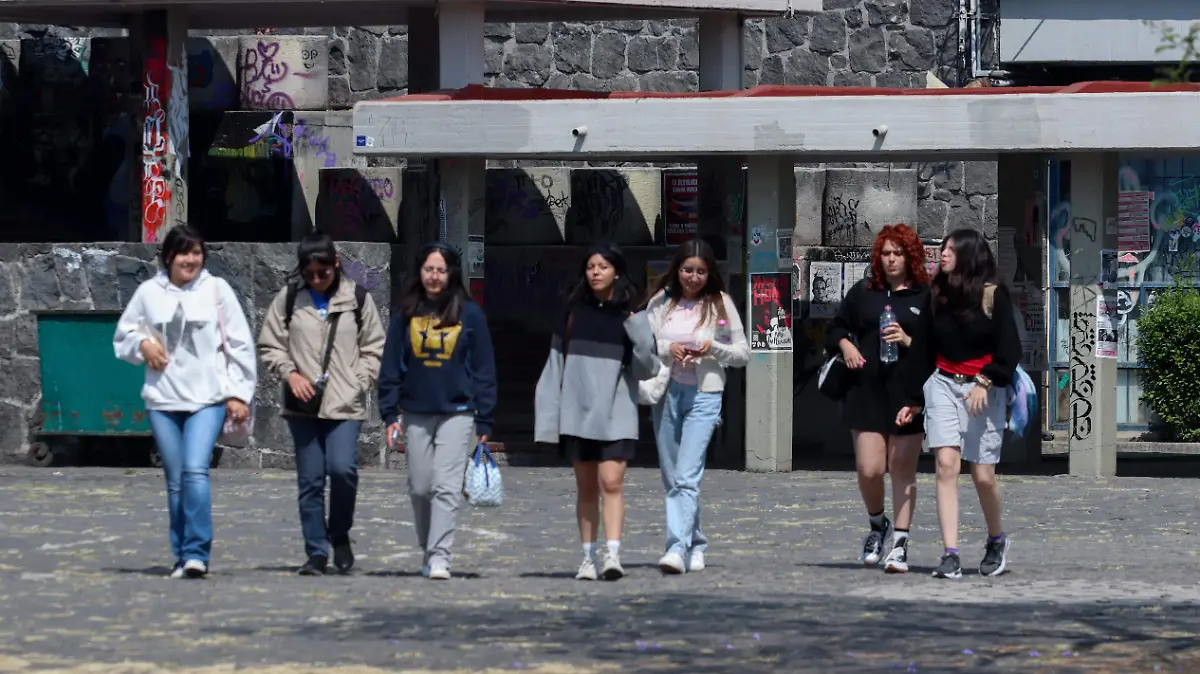 Mujeres ocupan más espacios en universidades, pero estudian carreras mal pagadas