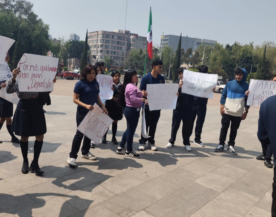 Estudiantes protestan en la alcaldía Cuauhtémoc por falta de apoyo al deporte