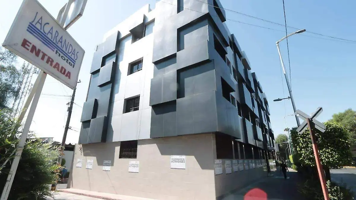 Presunto caso de goteras en el Hotel Jacarandas deja un muerto