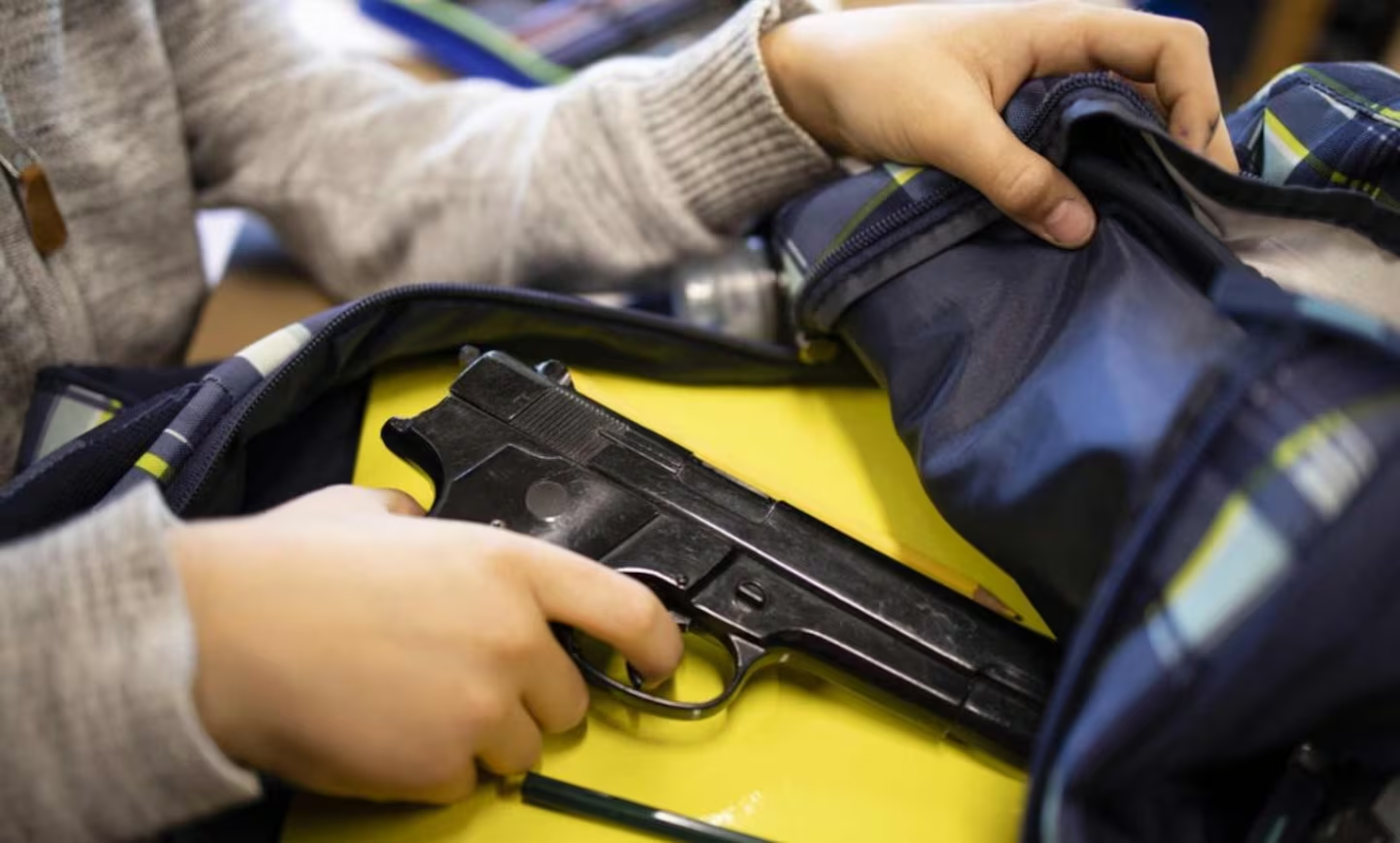 Proponen cárcel para tutores de menores que ingresen armas a escuelas