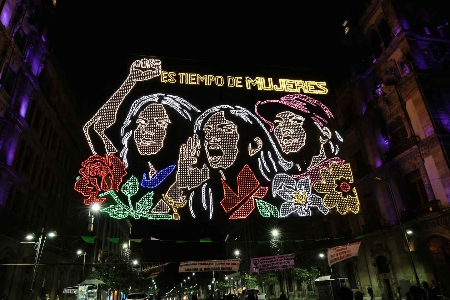 Iluminan el Zócalo capitalino en homenaje a la lucha de las mujeres