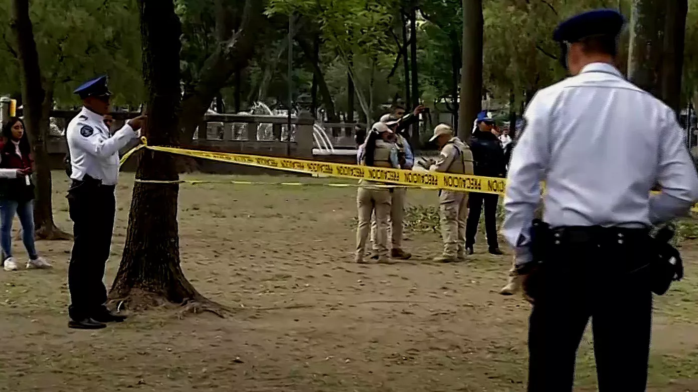 Hallan a hombre “congelado” bajo una manta en plena Alameda Central