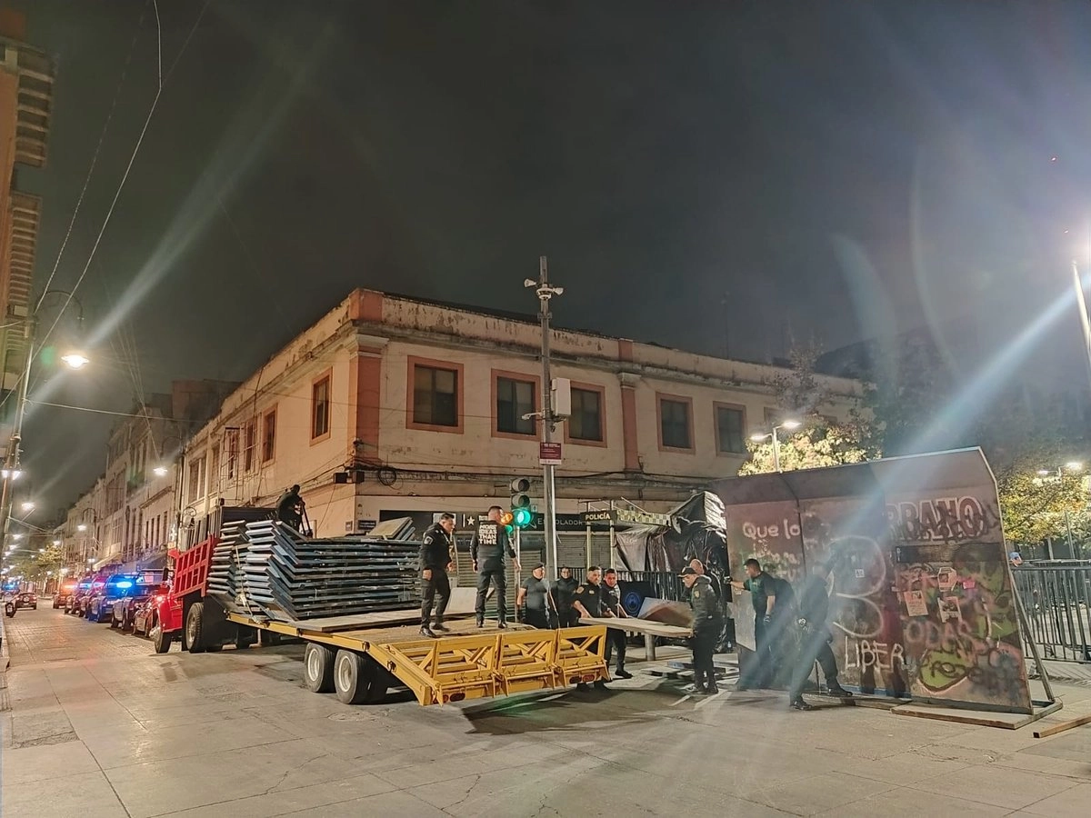 Ante llamado a paro de labores de la CNTE colocan vallas en Palacio Nacional