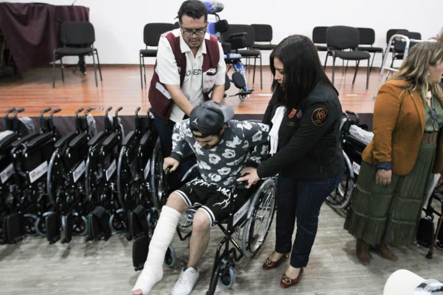 Entrega alcaldía Iztacalco cerca de cien apoyos ortopédicos y auditivos a personas con discapacidad