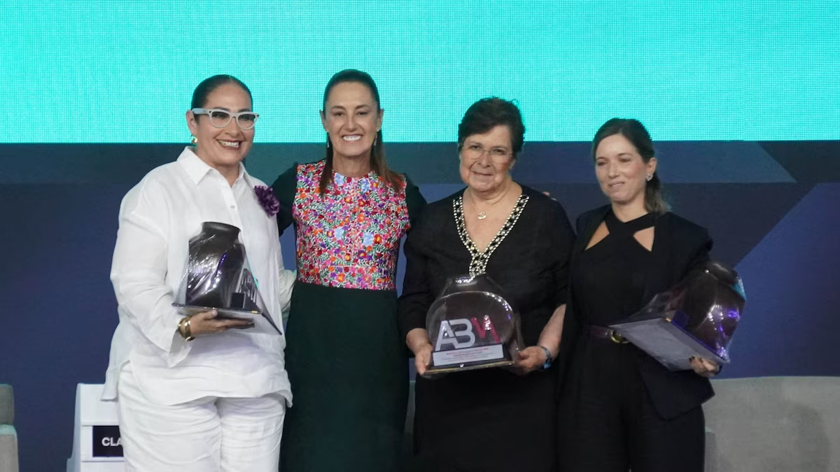 Acuerdan Sheinbaum y banca aumentar el crédito al 45% del PIB