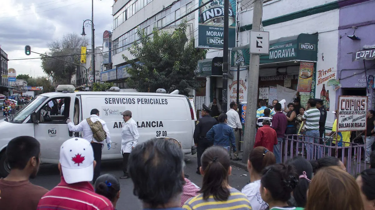 Taxista muere entre comensales: un infarto lo sorprendió cuando iba por un pasajero en Edomex