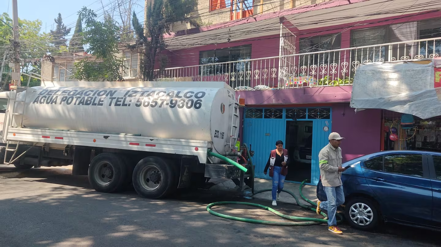 Iztacalco duplica servicio de pipas y atiende más de 160 solicitudes de agua en 11 días
