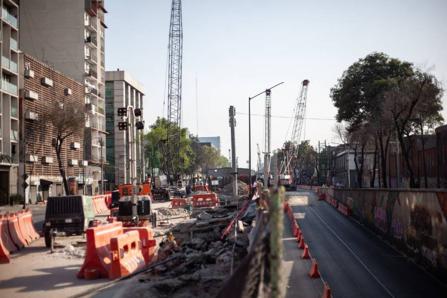 Vecinos denuncian afectaciones por obras continuas en San Antonio Abad rumbo al Mundial Martín Aguilar Habitant es de la colonia Tránsito, en la alcaldía Cuauhtémoc, denunciaron severas afectaciones derivadas de las obras que se  realizan las 24 horas del día sobre la calzada San Antonio Abad, como parte de los proyectos de infraestructura vincula dos al Mundial de Futbol de 2026. Los residentes señalaron que la construcción de una calzada flotante ha generado rui do constante, vibraciones intensas y molestias que impactan su vida cotidiana. De acuerdo con testimonios, la maquinaria  pesada opera de forma ininterrumpida para mover estructuras de concreto y perforar el pavimento, provocando movimientos  en viviendas que algunos comparan con un sismo. Vecinos relataron que, en los primeros días de trabajo intensivo, vari os salieron de sus hogares ante la creencia de que se trataba de un temblor. Además, el ruido persistente ha obligado a  algunas familias a trasladar a personas a