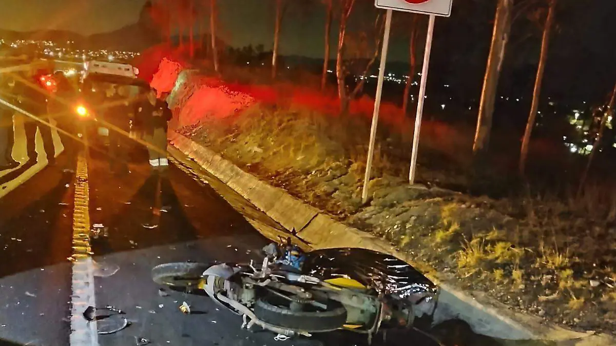 Motociclista muere tras derrapar en carretera Calpulalpan-Texcoco en Edomex