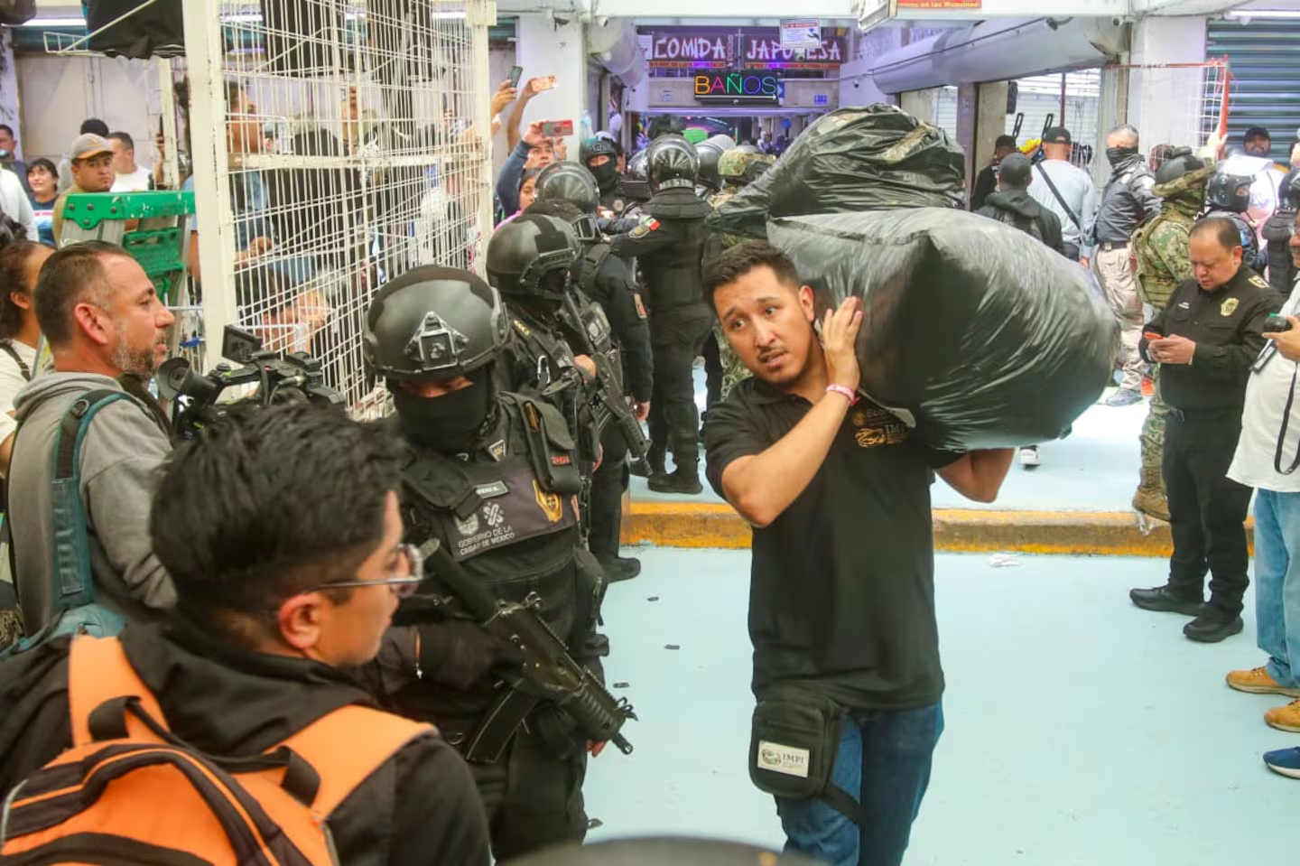 Limpian Tepito de mercancía deportiva “pirata” valuada en 15 mdp rumbo al Mundial 2026