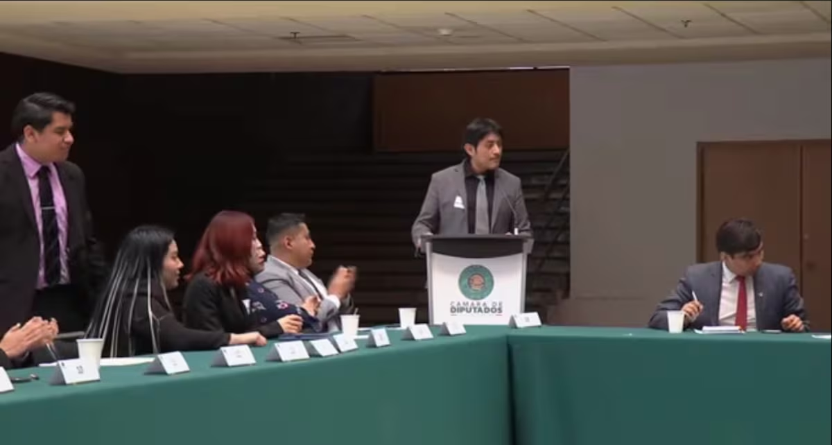 Jóvenes encabezan debate por Plan B electoral; “no deben existir más legisladores Cuauhtémoc Blanco, Sergio  Mayer o Adán Augusto” Martín Aguilar Mujeres y hombres jóvenes, estudiantes, protagonizaron un largo debate en la  Cámara de Diputados que les abrió un espacio para dirimir sobre la reforma electoral conocida como Plan B, y en cuya t ribuna dejaron en claro que México no necesita de legisladores como Cuauhtémoc Blanco, Sergio Mayer o un Adán Augusto  (López Hernández). En este encuentro advirtieron que ni el Plan B ni el Plan C… es de la presidenta Claudia Sheinba um, sino del “viejito loco” de Andrés Manuel López Obrador, quien “quiso cambiar el mundo”, dijo uno de los de batientes. Previo al inicio de los comentarios sobre la reforma electoral que ya fue aprobada en el Senado, la diputada  poblana Claudia Rivera compartió su experiencia de cómo llegó a una curul, y fue por su mamá que la obligó a darse  cuenta de qué pasaba en su país en el co